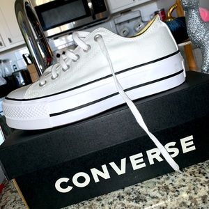 New in Box Converse White Platform Women’s size 7